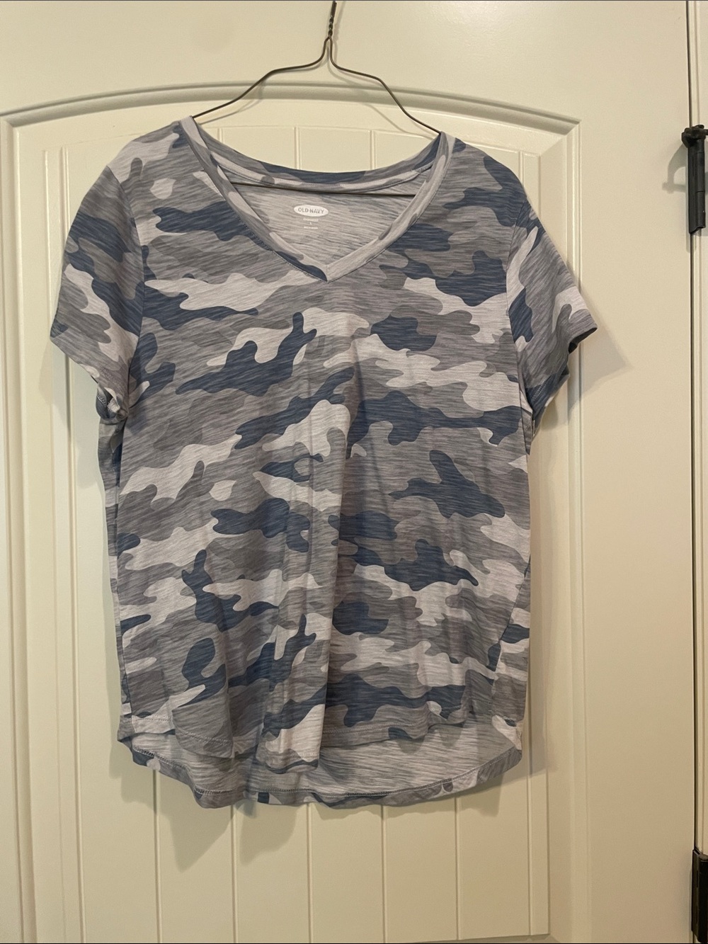 Old Navy Gray Camo V-Neck Short Sleeve Tee